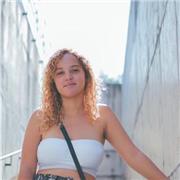 Hola!
Mi nombre es Luana Marcelina, soy brasileña, licenciada en Cine y Audiovisuales, vivo en Buenos Aires por poco tiempo y mi español aún no es fluido, pero creo que puedo dar clases de portugués